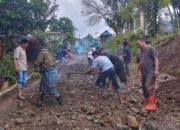 Sudah 15 Tahun Tak Diperhatikan, Masyarakat Gotong Royong Perbaiki Jalan