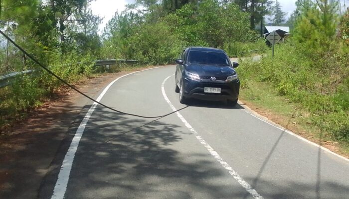 Hati-hati!!! Kabel PLN Bertegangan Tinggi Jatuh ke Jalan Raya Lintas Takengon – Blangkejeren