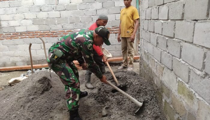 Bersama Warga Mengaduk Semen, Membantu Warga Membangun Rumah