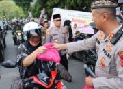 Kapolres Aceh Tengah Bersama Ketua Bhayangkari dan Mahasiswa Berbagi Takjil Kepada Masyarakat.