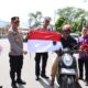 Dalam Rangka Menyambut HUT RI Ke-80, Polres Aceh Tengah dan Bhayangkari Bagikan Bendera Merah Putih Kepada Warga.