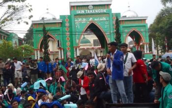 Ratusan Mahasiswa Gelar Unjuk Rasa Depan Polres Aceh Tengah dan Depan DPRK.