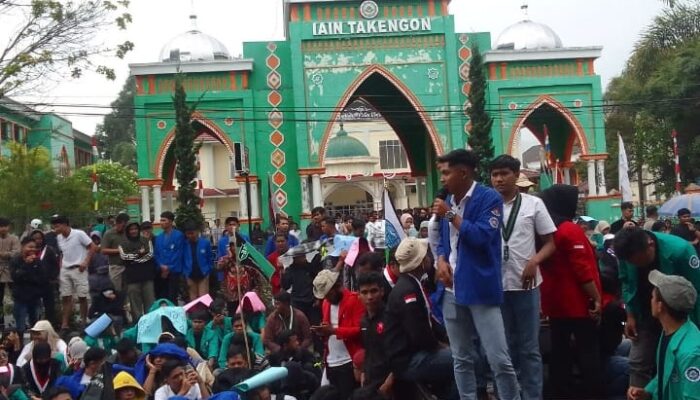 Ratusan Mahasiswa Gelar Unjuk Rasa Depan Polres Aceh Tengah dan Depan DPRK.