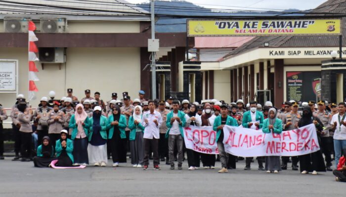 Ratusan Mahasiswa dan Aliansi Gayo Merdeka (AGM) Berunjuk Rasa di Depan Polres Aceh Tengah dan Gedung DPRK