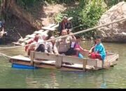 Polsubsektor Rusip Antara Bantu Anak Sekolah dan Warga Menyeberang Sungai dengan Rakit, Polri Hadir Untuk Masyarakat