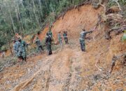 Satgas TMMD ke-126 Kodim 0106/Aceh Tengah, Bergotong-Royong Bersama Warga Bersihkan Rumput Sepanjang Jalur Sasaran TMMD.