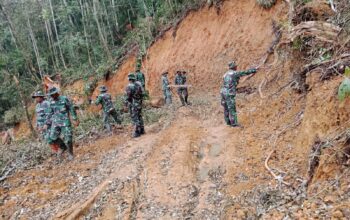 Satgas TMMD ke-126 Kodim 0106/Aceh Tengah, Bergotong-Royong Bersama Warga Bersihkan Rumput Sepanjang Jalur Sasaran TMMD.