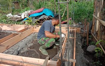 Satuan Tugas (Satgas) TNI Manunggal Membangun Desa (TMMD) Ke-126 Kodim 0106/Aceh Tengah Mengecor Pondasi Rumah RTLH