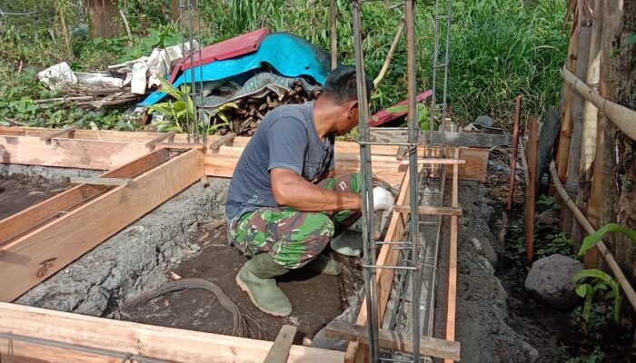 Satuan Tugas (Satgas) TNI Manunggal Membangun Desa (TMMD) Ke-126 Kodim 0106/Aceh Tengah Mengecor Pondasi Rumah RTLH