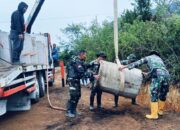 Anggota Satgas TMMD Ke -126 Kodim 0106/Aceh Tengah Bersama Warga Turunkan Gorong – Gorong