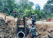 Anggota Satgas TMMD Ke-126 Kodim 0106/Aceh Tengah Bersama Warga Berjibaku Membuat Leneng Gorong-Gorong
