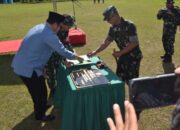 TMMD Ke-126 Kodim 0106/Aceh Tengah Resmi Ditutup Oleh Pangdam Iskandar Muda (Pangdam)   ACEH TENGAH-siaga0724.com:Kegiatan TNI Manunggal Membangun Desa (TMMD) ke-126 Tahun 2025 Kodim 0106/Aceh Tengah dengan tema “Dengan Semangat TMMD Mewujudkan Pemerataan Pembangunan Dan Ketahanan Pangan Nasional Di wilayah” resmi ditutup, Kamis (06/11/2025).   Bertindak sebagai Inspektur upacara Pangdam Iskandar Muda Mayjen TNI. Joko Hadi Susilo, S.I.P, bertindak sebagai Komandan upacara Dandim 0113/Gayo Lues Letkol Inf. Agus Satrio Wibowo, S.I.P, dan Perwira upacara Kasdim 0106/Aceh Tengah Mayor Czi. Eko Amin Tohari, bertempat di lapangan sepak bola Kampung (Desa *Red) Kute Riyem Kecamatan Linge Kabupaten Aceh Tengah.  Dalam Amanat  Pangdam Iskandar Muda  Mayjen TNI. Joko Hadi Susilo, S.I.P, sebagai insan yang beriman dan bertaqwa, marilah kita panjatkan puji dan syukur ke hadirat Allah Swt, tuhan yang maha esa, karena atas rahmat dan karunia-nya, kita dapat menutup kegiatan TNI Manunggal Membangun Desa (TMMD) ke-126 tahun 2025.   Upacara ini menandai penutupan berakhirnya program TMMD ke-126 yang dilaksanakan serentak di tiga (3) Kabupaten/Kota Di Wilayah Kodam Iskandar Muda, yaitu di wilayah Kodim 0106/Aceh Tengah, Kodim 0119/Bener Meriah dan Kodim 0115/Simeulue.  TNI Manunggal Membangun Desa (TMMD) sebagai salah satu wujud operasi bakti TNI yang merupakan program terpadu, lintas sektoral antara TNI, Polri, Kementerian/lembaga pemerintah non kementerian dan pemerintah daerah serta komponen bangsa lainnya, yang dilaksanakan secara terintegrasi bersama masyarakat guna meningkatkan akselerasi kegiatan pembangunan di daerah pedesaan khususnya daerah yang tergolong tertinggal, terisolasi/terpencil, daerah perbatasan, pulau-pulau terluar dan daerah kumuh perkotaan serta daerah lain yang terkena akibat bencana.  Selama satu bulan sejak kegiatan TMMD ke-126 ini secara resmi dibuka pada 8 Oktober 2025 yang lalu, para prajurit TNI, Anggota Kepolisian, Pemda, serta segenap komponen masyarakat telah bekerja keras, guna menyelesaikan program TMMD ke-126 ini, TNI Manunggal Membangun Desa yang diprogramkan dan telah dilaksanakan bertujuan membantu pemerintah dalam meningkatkan kesejahteraan masyarakat melalui kegiatan bersifat sasaran fisik maupun non fisik dalam rangka mendukung aspek pertahanan darat guna menyiapkan ruang, alat dan kondisi juang yang tangguh serta Rencana Umum Tata Ruang (RUTR) wilayah pertahanan.  Sejalan dengan tema TMMD kali ini, “Dengan Semangat TMMD Mewujudkan Pemerataan Pembangunan dan Ketahanan Nasional di Wilayah”, saya mengajak seluruh elemen masyarakat untuk terus bersinergi dan bekerja sama dengan semangat gotong-royong untuk membangun daerah masing-masing, sekaligus mengatasi berbagai masalah dan tantangan yang ada di hadapan kita.  “Dengan telah berakhirnya tmmd ke-126 ini, saya berpesan kepada kita semua, khususnya kepada anggota Satgas TMMD serta masyarakat agar terus menjaga kebersamaan sekaligus kemanunggalan antara TNI dengan rakyat guna mengembangkan potensi daerah kita masing-masing menjadi lebih maju, sehingga kita dapat bersaing dengan wilayah lainnya,” Ungkapnya.  Dalam Kegiatan tersebut tampak hadir Pangdam Iskandar Muda Mayjen. TNI Joko Hadi Susilo, S.I.P, beserta Istri, Bupati Aceh Tengah Drs. Haili Yoga M.S.I, Aster Kasdam Iskandar Muda Kolonel Inf. Fransisko, S.E.S, Kom, Asops Kasdam Iskandar Muda  Kolonel Inf. Diantoro, SIP, Danrem 011/LW, Kolonel Inf. Ali Imran, Wa Asren Kasdam Iskandar Muda Letkol Kav. Mahdan Almahirsyah, S.SOS, M.SI, Wa Asintel Kasdam Iskandar Muda, Letkol Inf. M. Mulyono, Dandim 0106/Aceh Tengah Letkol Inf. Raden Herman Sasmita, Dandim 0113/Gayo Lues Letkol Inf. Agus Satrio Wibowo, S.I.P, Kapolres Aceh Tengah,  AKBP. Muhammad Taufik S.I.K, M.H, Ketua DPRK Aceh Tengah, Fitriana Mugie,  Sekda Aceh Tengah, Drs Mursyid, M.si, Para pengurus persit KCK cabang XXII Kodim 0106/Aceh Tengah, Para SKPK Aceh Tengah Dan Para tamu undangan.  Liputan:(Alamsyah)