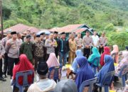 Polres Aceh Tengah Bagikan Paket Sembako Kepada Warga di Kampung Pilar Jaya, Dalam Program Jumat Berkah