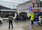 Hujan Deras Tidak Menyurutkan Tugas, Personel Polisi Lalu Lintas Polres Aceh Tengah Tetap Melaksanakan Patroli. 