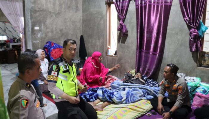 Polri Hadir Dari Posko Hingga Pintu Rumah, Pastikan Layanan Kesehatan Warga Terdampak Bencana di Aceh Tengah